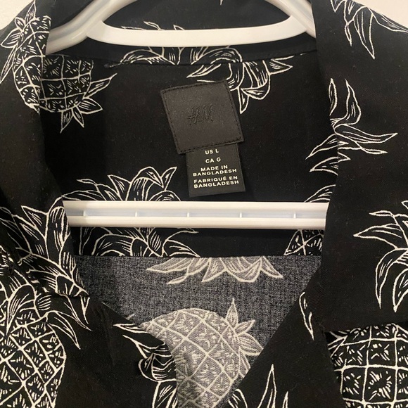 H&M Men’s Black and White Pineapple Button Up Shirt

-Large
-Regular Fit - Picture 4 of 4